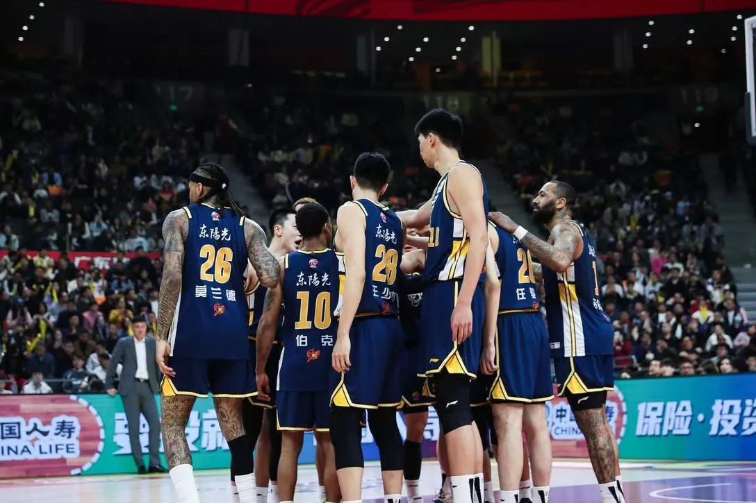 今晚意甲焦点战，新疆广汇防线松动，赛场秩序良好，团队化学反应显著