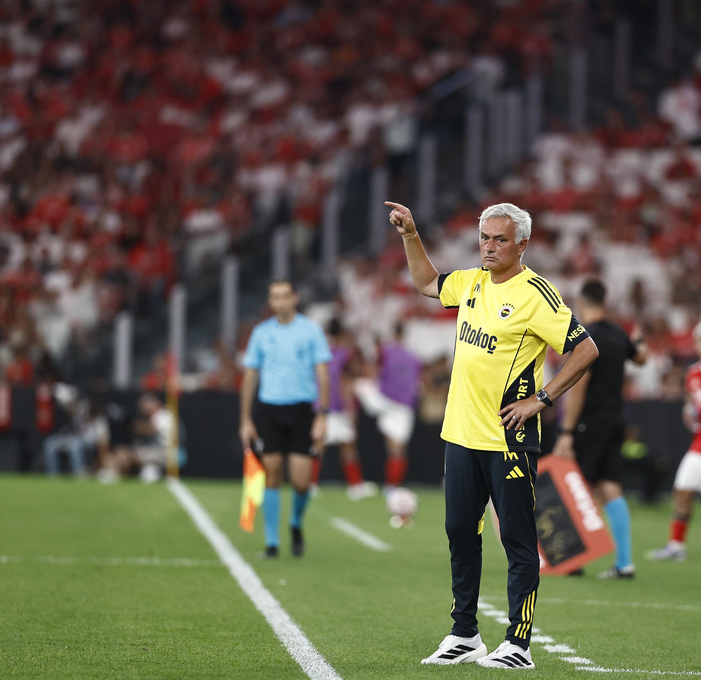 葡萄牙体育赛后豪取连胜,志在葡超名次提升,震撼外界,轮换策略成焦点 葡萄牙体育赛后豪取连胜,志在葡超名次提升,震撼外界,轮换策略成焦点